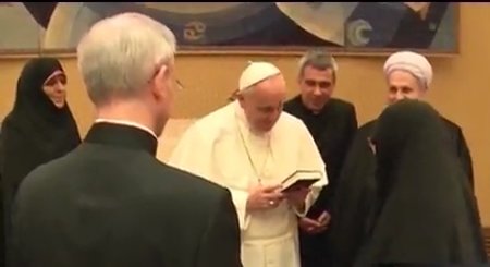 هدیه زهره صفاتی به پاپ فانسیس رهبر سابق کاتولیک‌های جهان