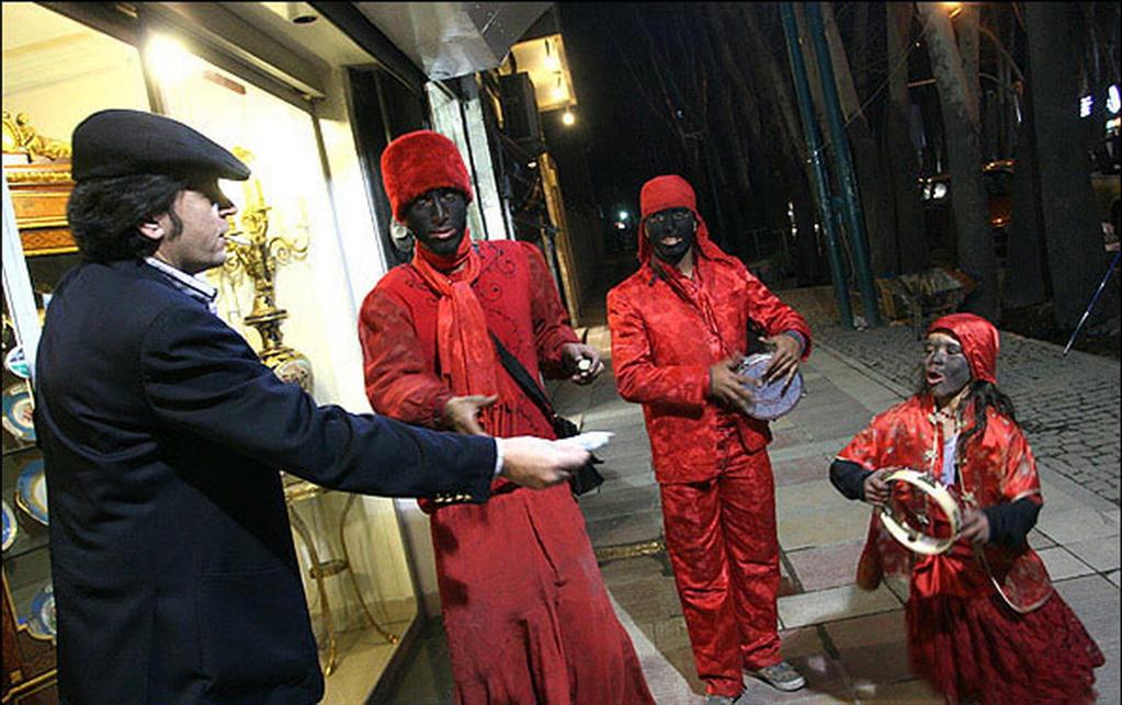 تکدی‌گری افراد سودجو با لباس حاجی فیروز