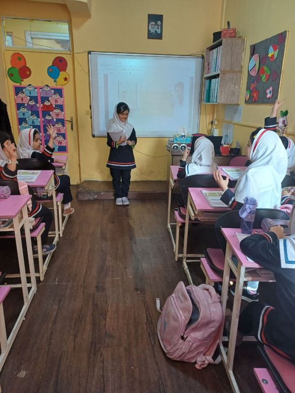 ارائه درس توسط دانش آموز دختر در کلاس درس؛ مجموعه مدارس بهار