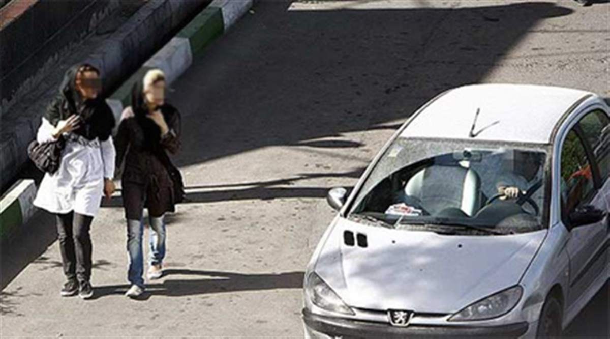 توقف‌کردن با ماشین کنار دختران