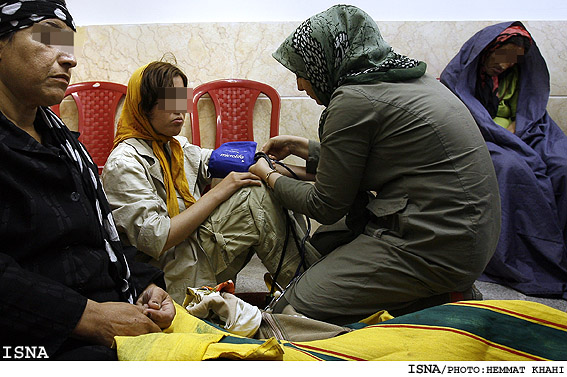 کمپ ترک اعتیاد در تهران؛ مددکار اجتماعی در حال مراقبت و بررسی وضعیت یک دختر معتاد