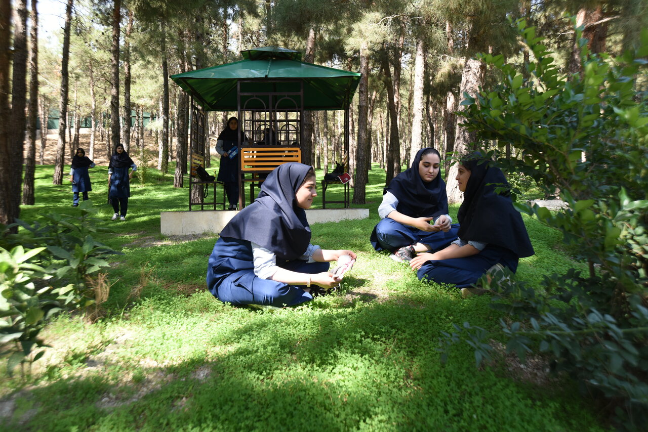 دختران دانش‌آموز در پارک بانوان لویزان