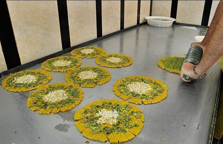 کارگاه سوهان‌پزی در شهر قم