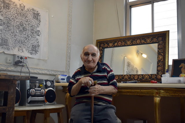 استاد شاپور ترابی گودرزی از معرق‌کاران پیشکسوت ایرانی