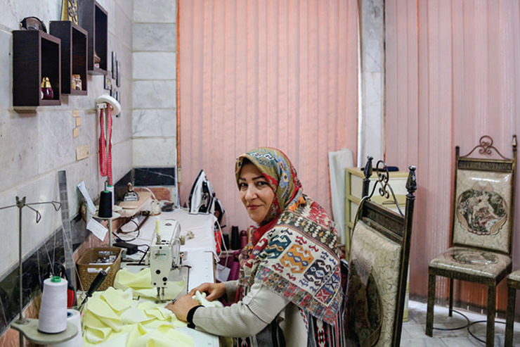 مریم لبیب بانوی خانه‌دار ایرانی در حال خیاطی در منزل