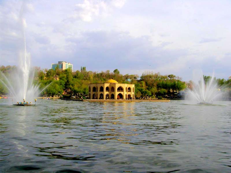 عمارت و دریاچه پارک ائل‌گلی تبریز