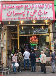 دکان حلیم معنوی (حاج علی و پسران) با بیش از چهار دهه سابقۀ فعالیت