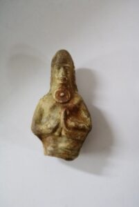 چنگ افقی راست گوشه بر روی پلاک گلی شهر سوخته