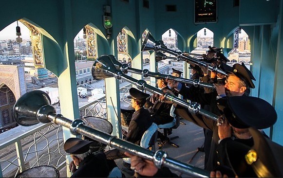 نقارهزنی در حرم امام رضا (آیین نواختن دُهل، کرنا و شیپور)