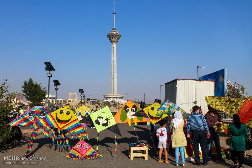 بادبادک بازی در پارک پردیسان تهران