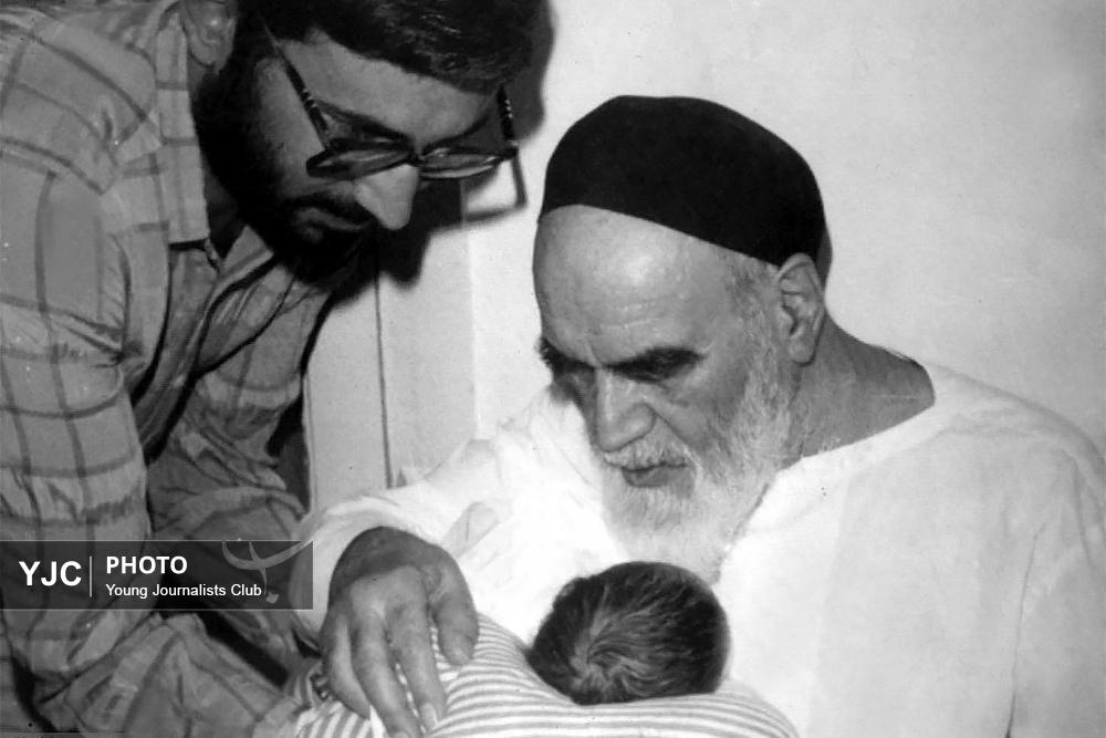خواندن اذان و اقامه در گوش نوزاد توسط امام خمینی