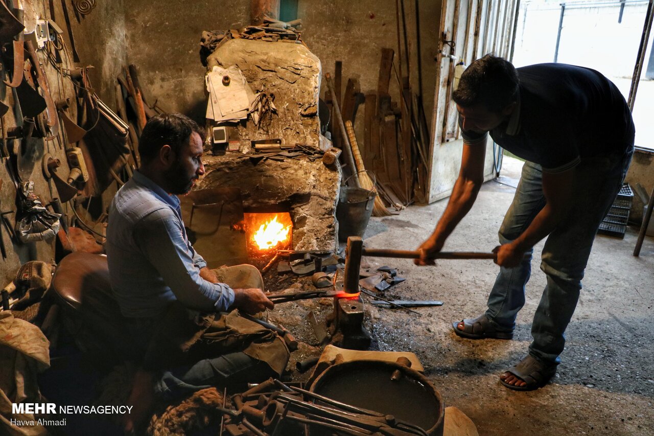 پتک - دستیار پتک‌زن آهنگر