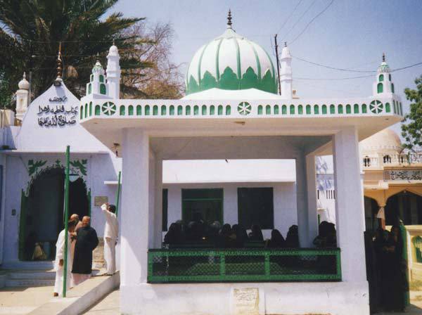 آرامگاه حزین لاهیجی در شهر بنارس هند