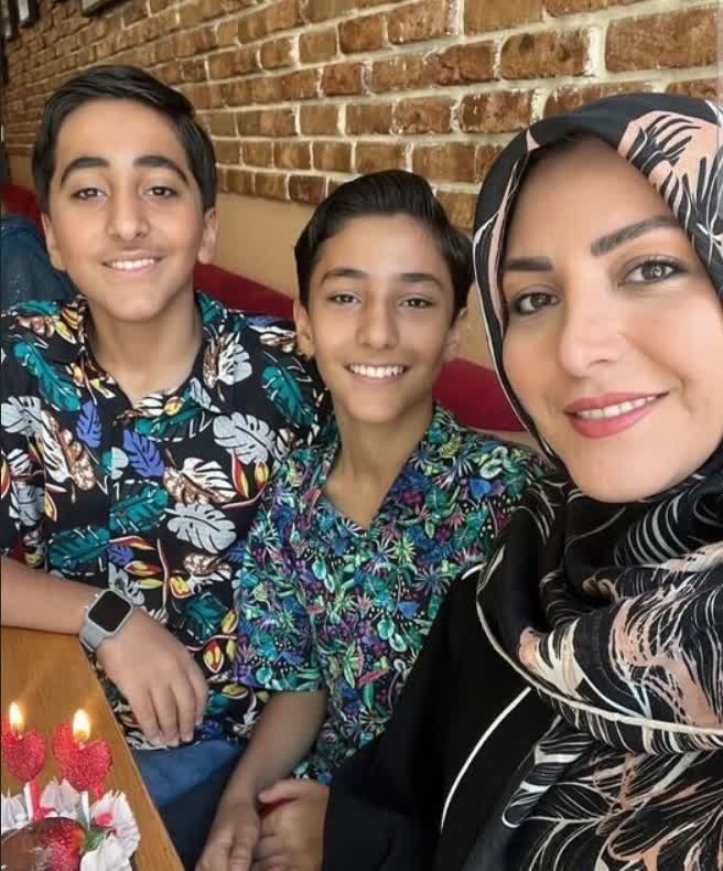 تصویری از المیرا شریفی مقدم همراه دو پسرش
