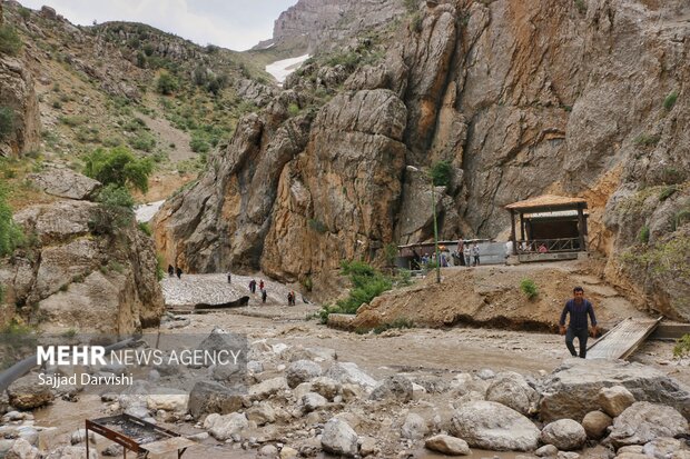 مسیر منتهی به آبشار آب سفید