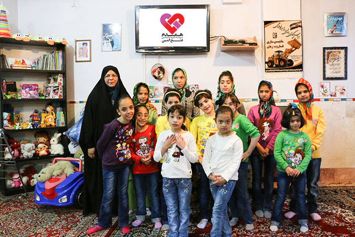 زهرا گنزالس در موسسه خیریه همدم فتح‌المبین