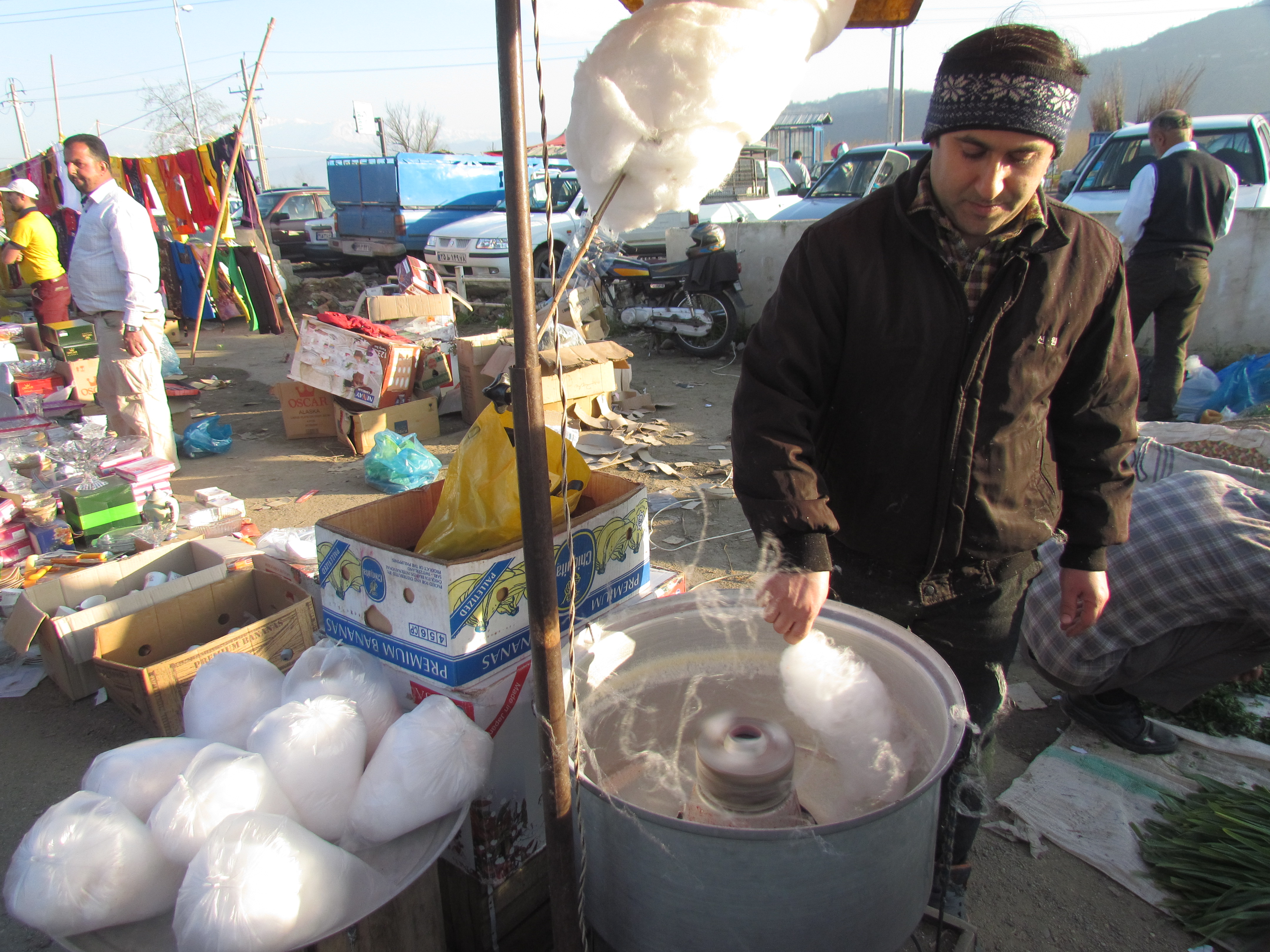 تهیه پشمک در بازار روز -دستفروش