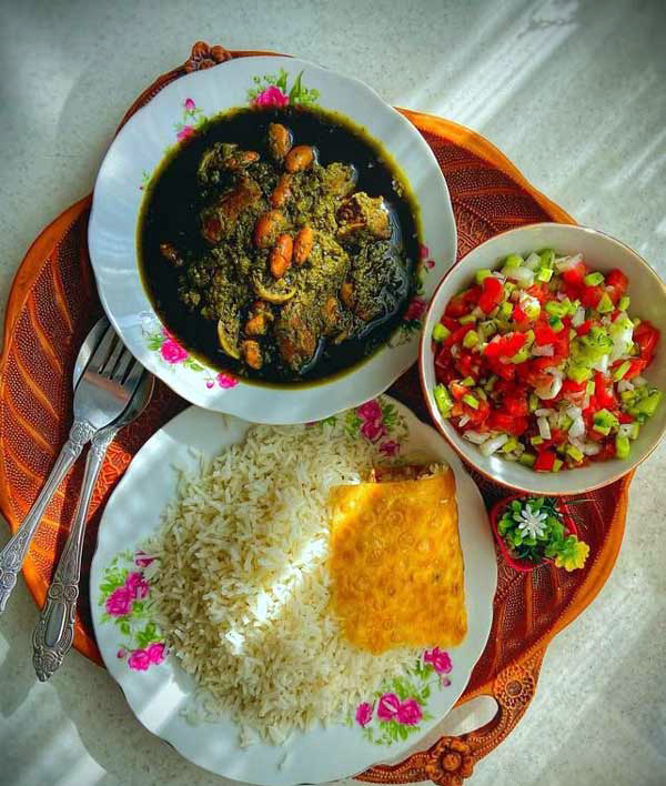 خورشت قورمه سبزی- سالاد شیرازی - تهدیگ - برنج