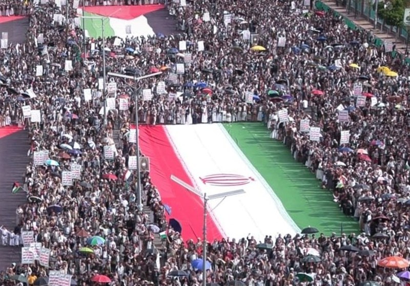 راهپیمایی مردم یمن با پرچم‌های ایران و فلسطین