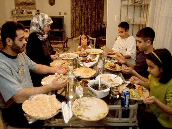 خانواده مسلمان هنگام غذا خوردن