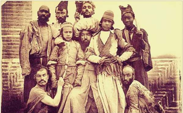 تصویری از بقال بازی در دوره قاجار با رویکرد نقد اجتماعی