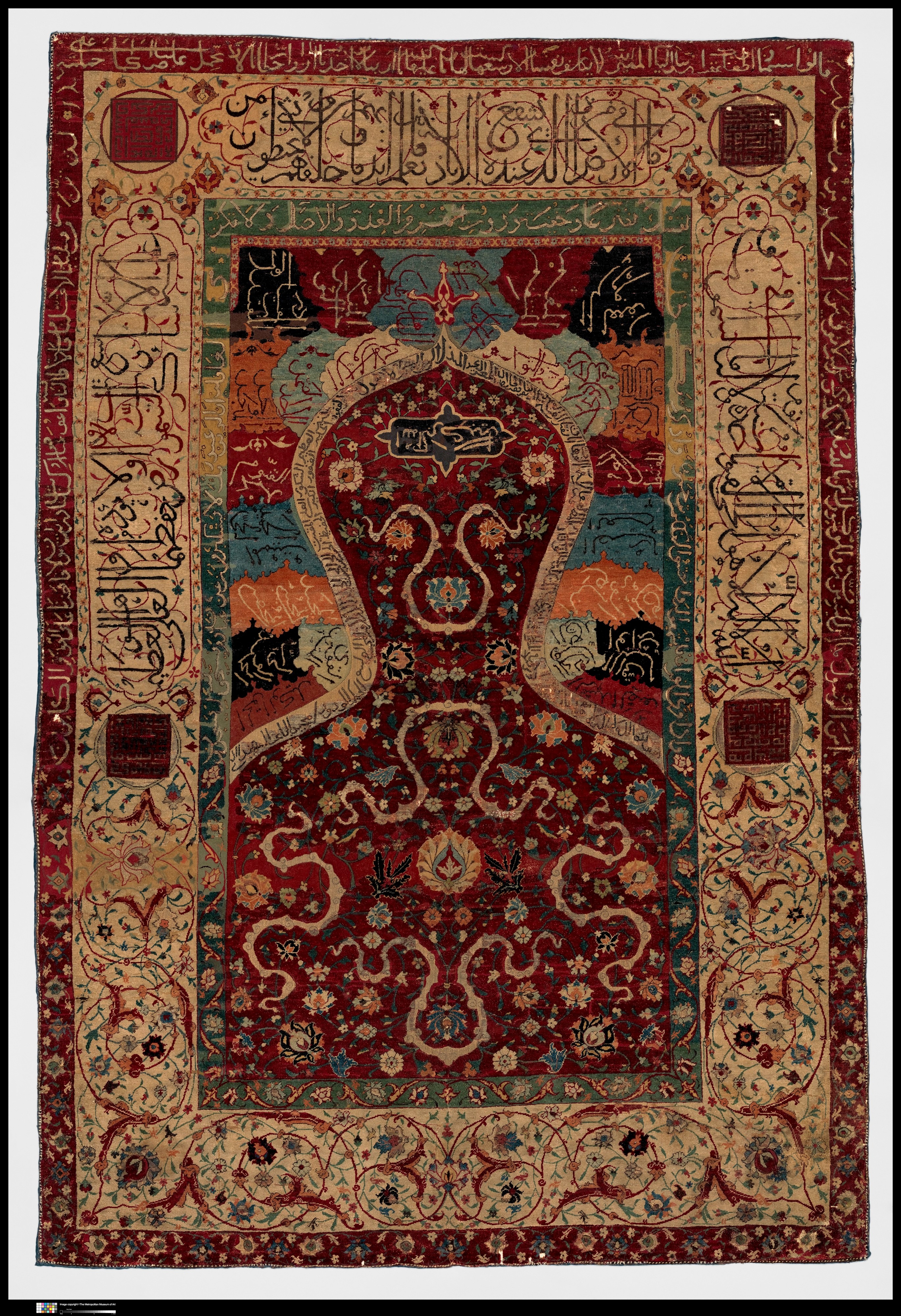 فرش محرابی یا سجاده مزین به نام‌های پروردگار و آیه الکرسی در قسمت حاشیه پهن، مربوط به دوره صفویه - موزه ملی شماره ۳۴۰۷