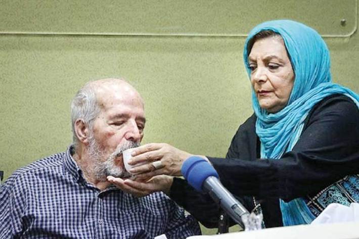 «مهوش وقاری» در حال پرستاری از همسرش «محسن قاضی‌مرادی»