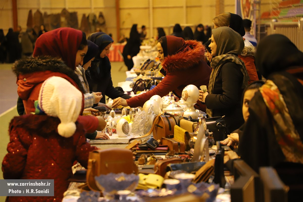 زنان در حال خرید از یک بازارچه