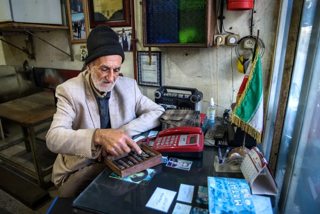 کاسب قدیمی بازار - چرتکه