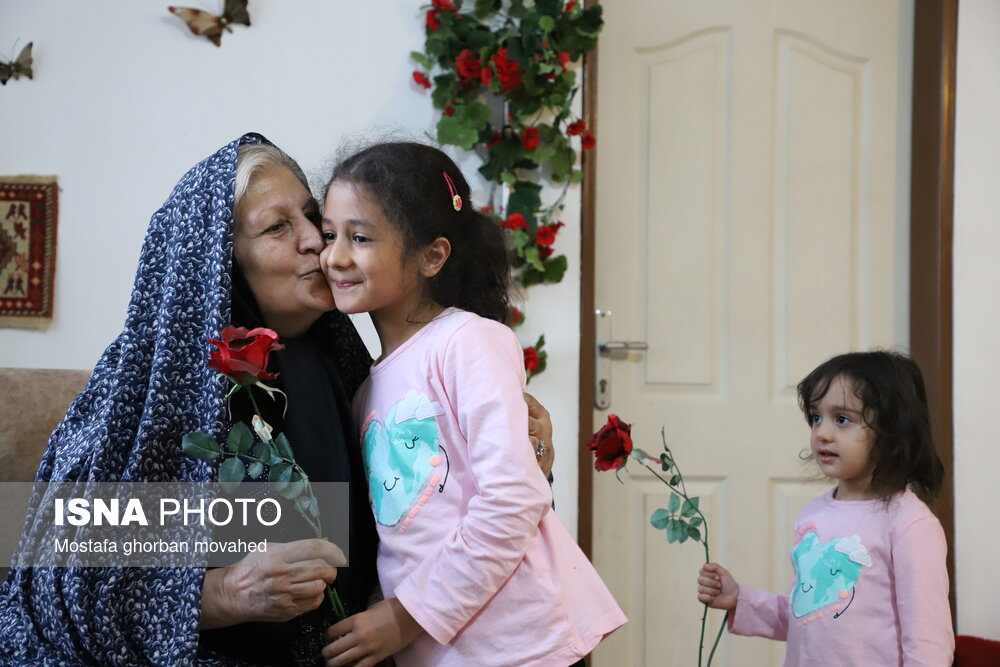 اهدا گل به مادربزرگ در روز مادر خانواده