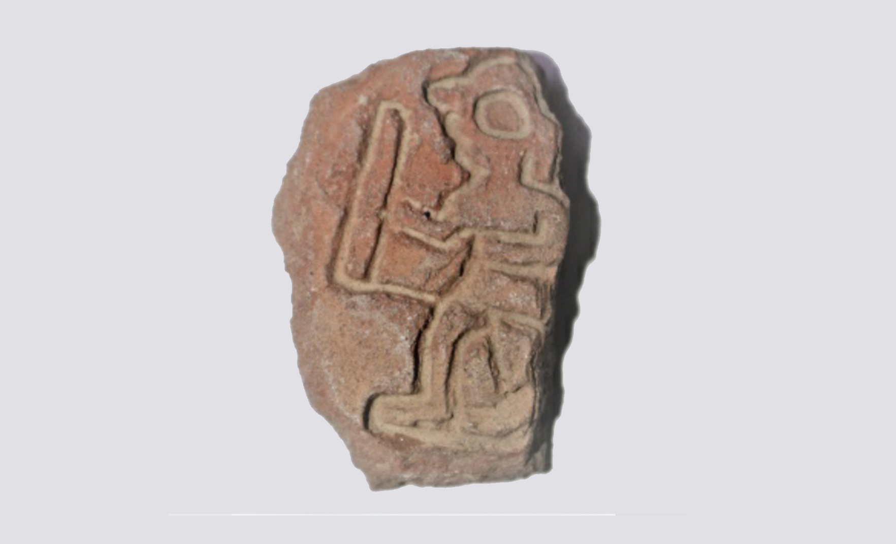 پلاک نوازنده‌ای در حال نواختن «چنگ افقی راست‌گوشه» ترسیم شده