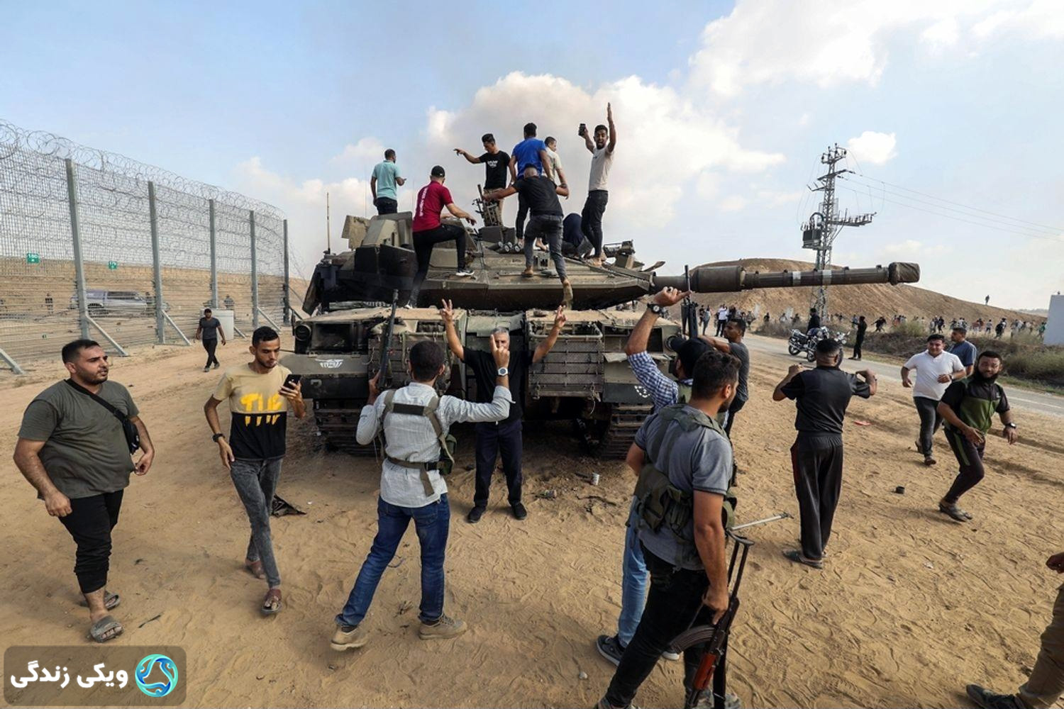 فلسطینیان روی تانک اسرائیلی در شرق شهر خان یونس در جنوب نوار غزه