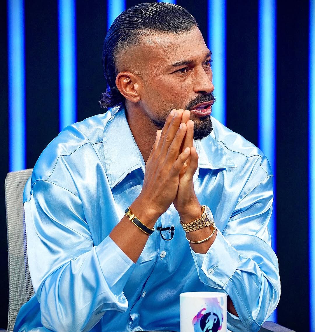 لباس و اکسسوریهای رامین رضاییان در برنامه فوتبال برتر به ارزش ۱۳۰ هزار یورو