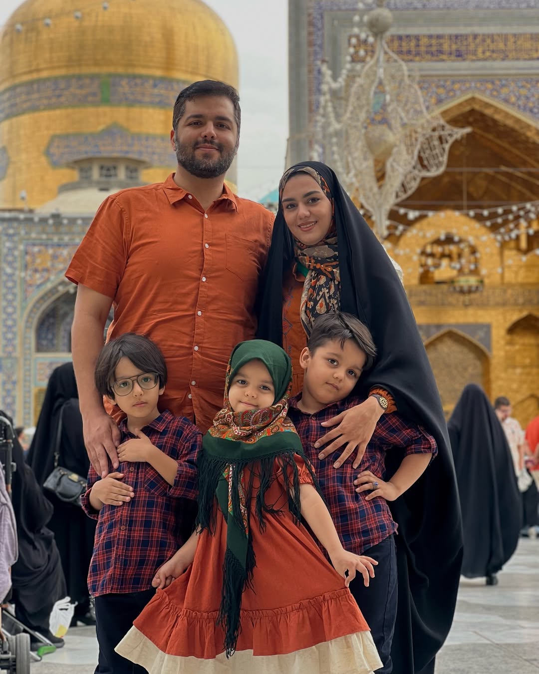 یک خانواده ایرانی در حرم امام رضا