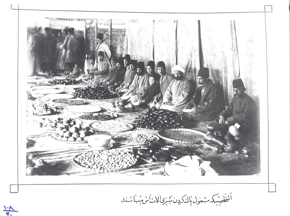 پاک کردن سبزی برای مراسم آش نذری مهدعلیا مادر ناصرالدین شاه