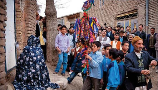مراسم باران‌خواهی به‌همراه عروسک باران‌خواه