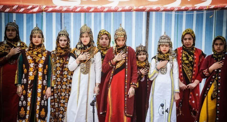 گروهی از زنان ترکمن با لباس محلی