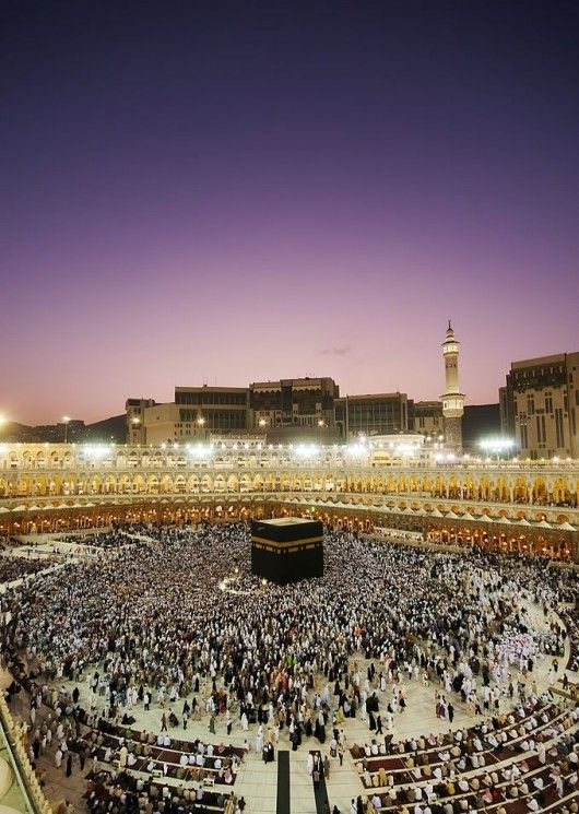کعبه و مسلمانان در حال زیارت و طواف خانه خدا