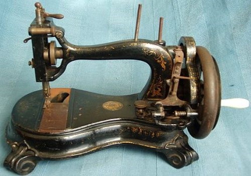 اولین چرخ خیاطی در دوره قاجار، در زمان حکومت مظفرالدین‌شاه