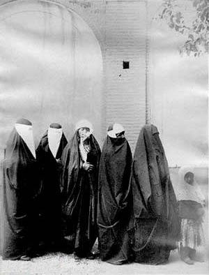 زنان در عصر قاجار با چادر و روبنده