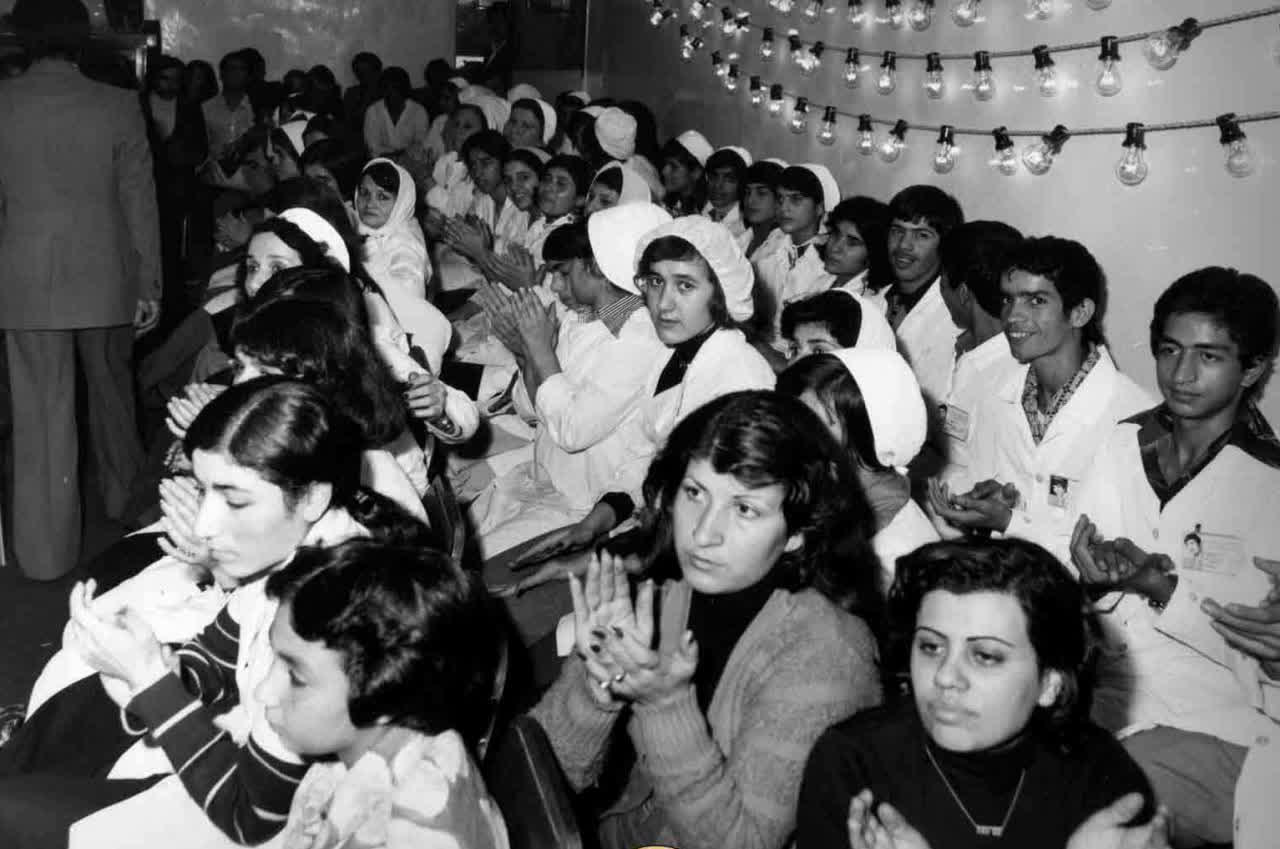زنان کارگر در یک کارخانه در دوره محمدرضا شاه