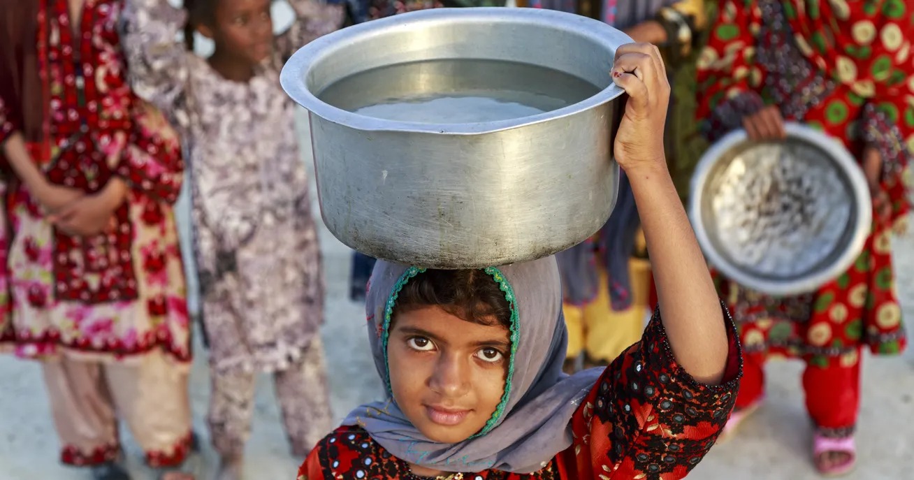 تهیۀ آب آشامیدنی توسط دختران بلوچ