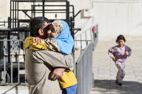 دختر در آغوش پدر