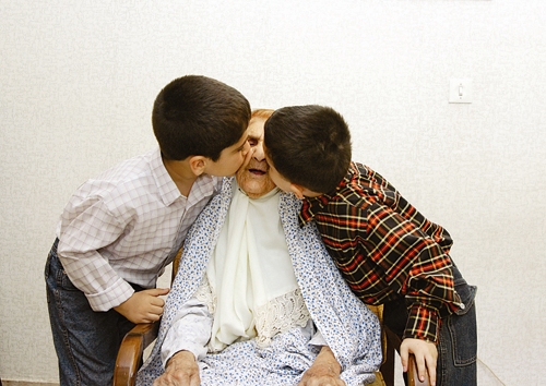 بوسیدن یک مادربزرگ توسط نوه‌ها