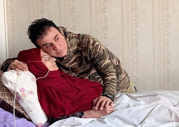 داریوش فرضیایی (عمو پورنگ) در کنار مادرش