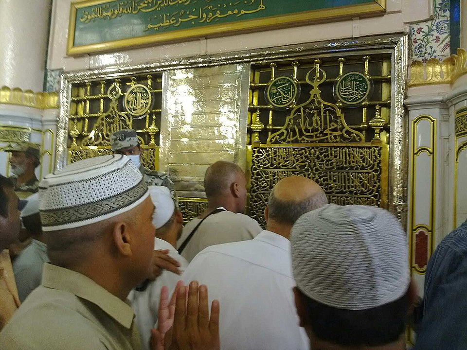 مسلمانان در حال زیارت قبر پیامبر در داخل مسجدالنبی