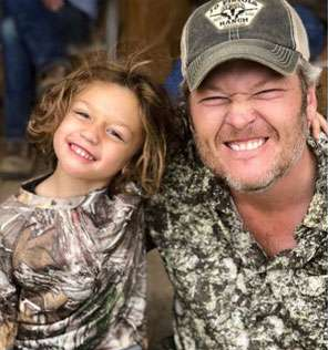 بلیک شلتون خواننده موسیقی در کنار پسر همسرش