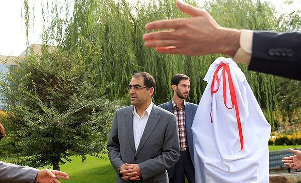 مجسمه محمد قریب - بوستان دانشمندان فناوری پردیس