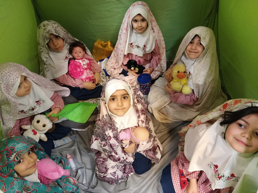 خاله‌بازی دختران ایرانی در داخل چادر