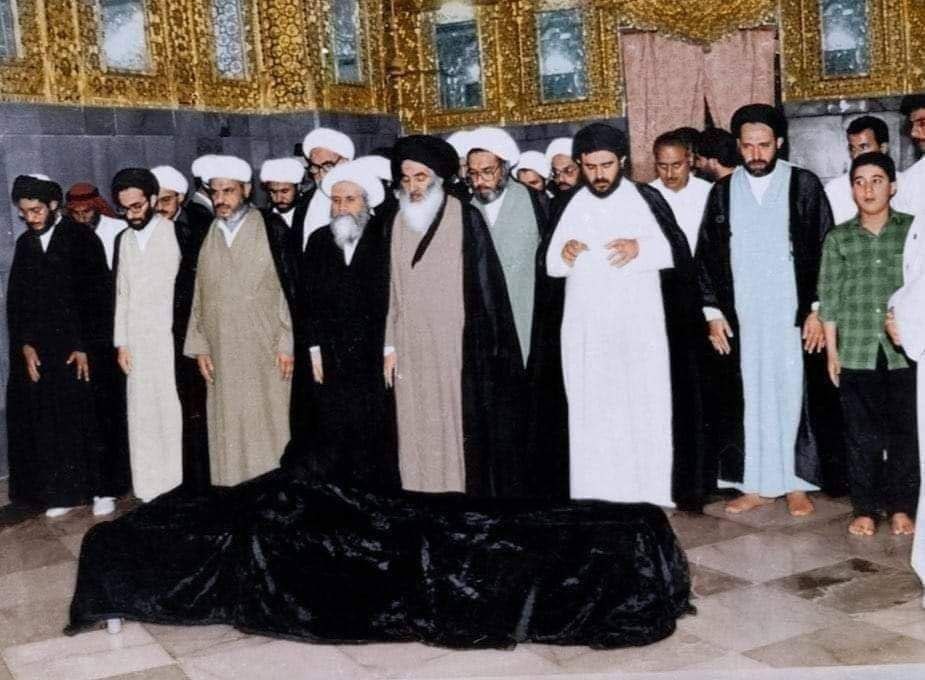 اقامه نماز بر پیکر آیت‌الله خویی توسط آیت‌الله سیستانی